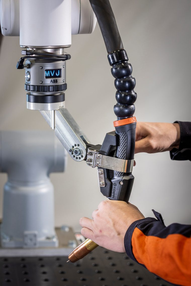 Detaching the Kemppi torch from the cobot holder, step 1
