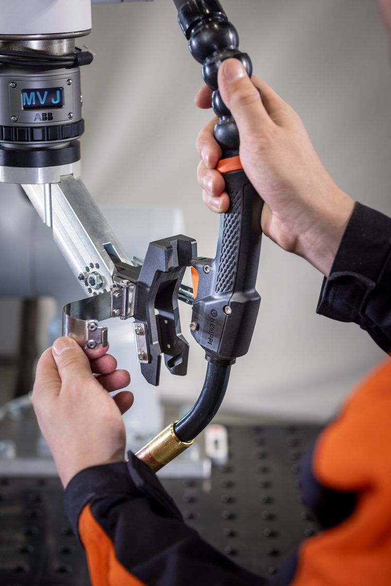 Detaching the Kemppi torch from the cobot holder, step 2