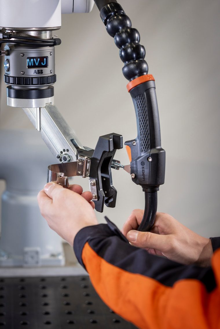 Detaching the Kemppi torch from the cobot holder, step 3