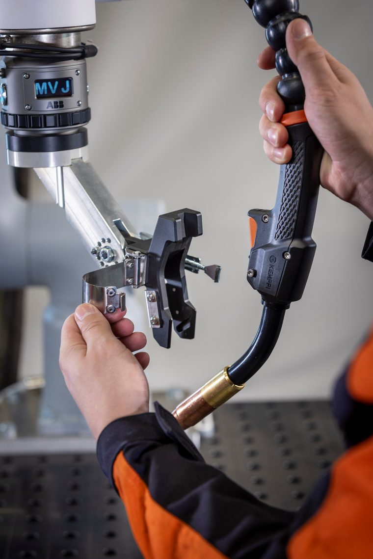 Detaching the Kemppi torch from the cobot holder, step 4